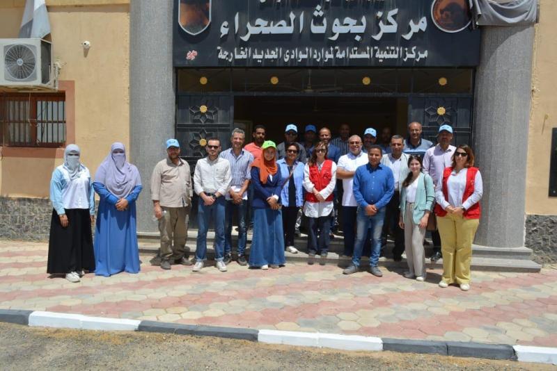 بحوث الصحراء ووفد الوكالة الأسبانية يتفقدان مشروع الزراعة المبتكرة بالوادي الجديد