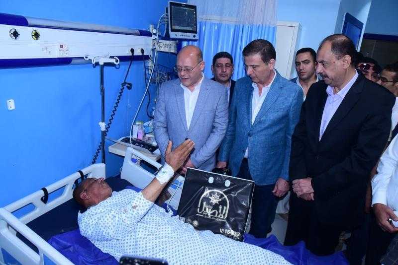 وزير الزراعة يزور مسئول حماية الأراضي المصاب بمستشفى سوهاج الجامعي