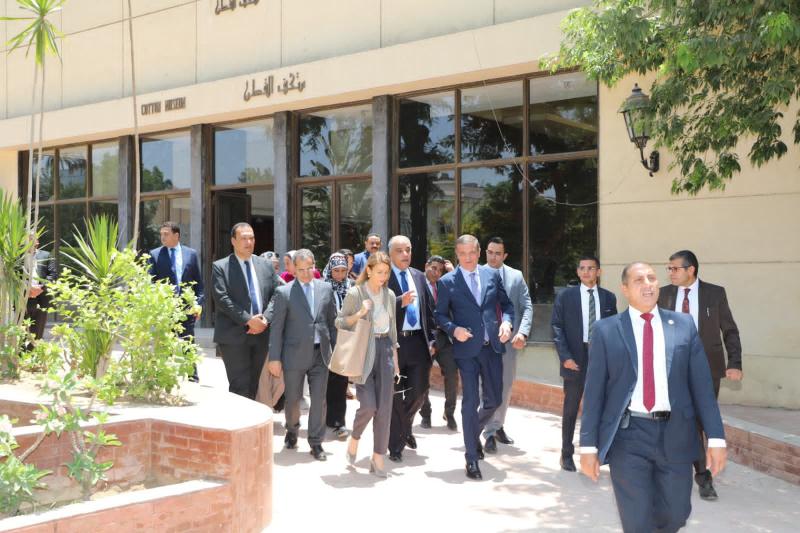 وزير الزراعة يلتقي مدير مكتب اليونسكو بالقاهرة ويصطحبها في جولة بالمتحف الزراعي