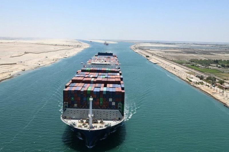 السفن العملاقة تعود تدريجيا إلى قناة السويس وسط حوافز جديدة