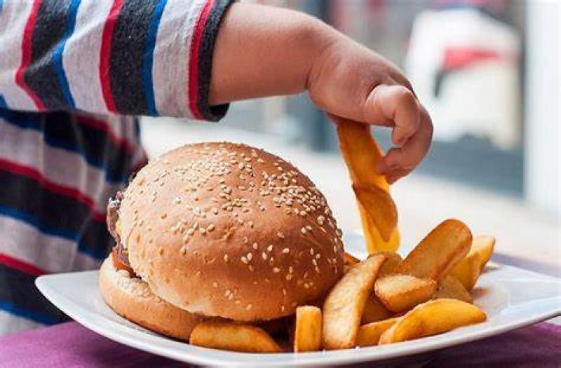 دراسة تحذر: طفلك عرضة للسمنة بسبب إعلان وجبات سريعة مدته 5 دقائق