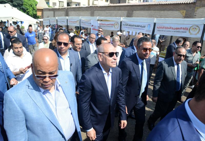 وزير التموين يفتتح سوق “اليوم الواحد” بمنطقة الجمالية