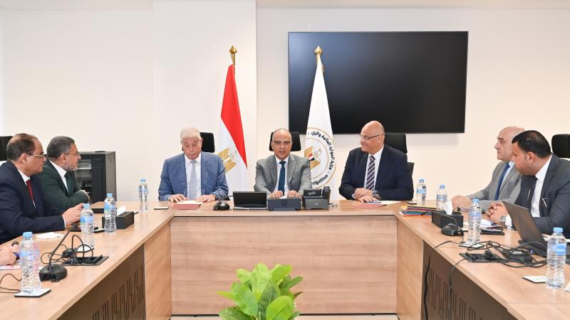 وزير الري يبحث تطوير حدائق الري بالقناطر الخيرية