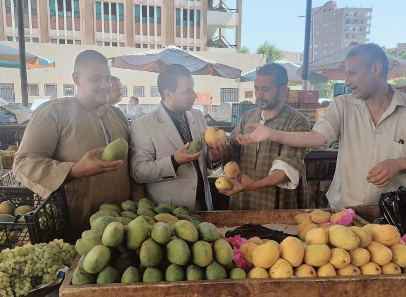 أسعار المانجو والطماطم تتقلب وسط موجة حر شديدة