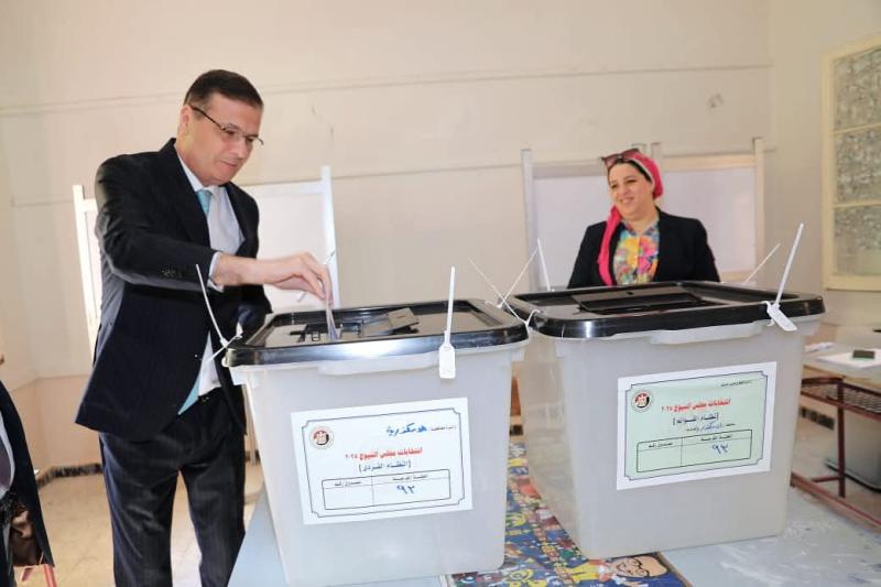 وزير الزراعة يدلي بصوته في انتخابات مجلس الشيوخ