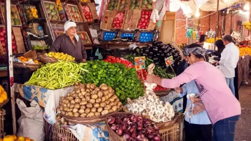 وفرة في المعروض من السلع الغذائية بالأسواق.. تفاصيل