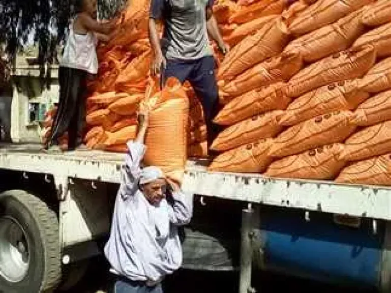 في المنيا... فلاح يطلب الدعم والمسؤول يتكفل بالنفقات