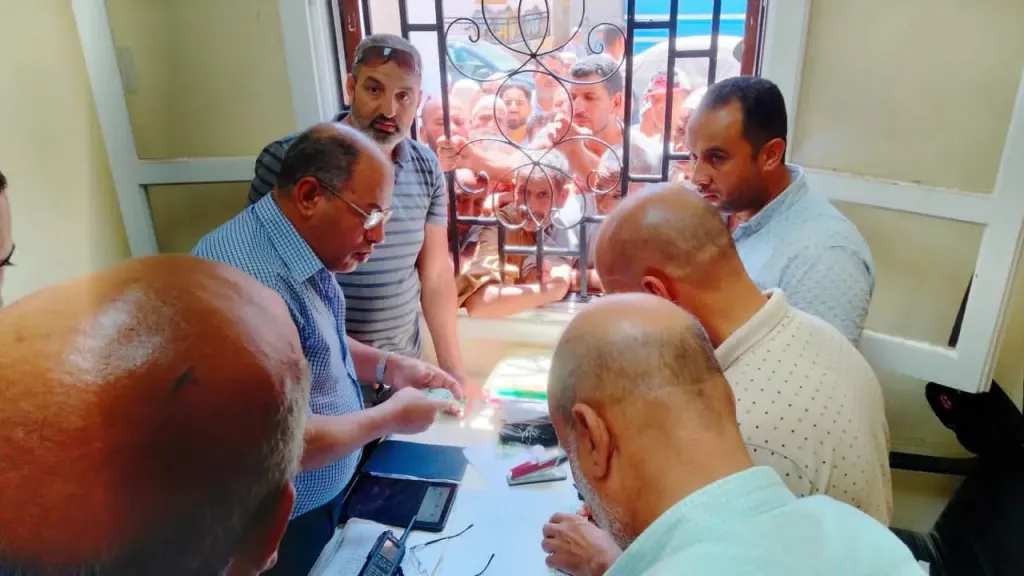 وكيل زراعة البحيرة يوزع الأسمدة بنفسه على المزارعين
