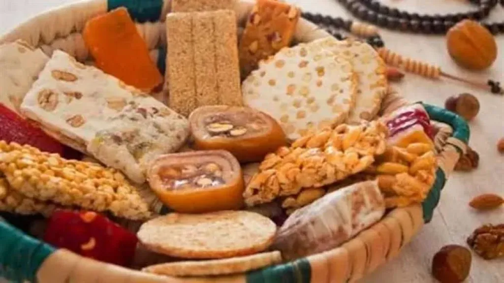قطعة قد صباعين تكفي.. خبير تغذية يكشف أسرار حلاوة المولد