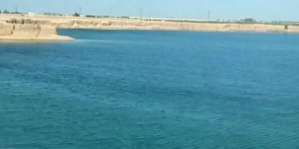 بعد ظهور بحيرة غامضة في المنيا.. ظاهرة طبيعية أم فرصة مهدرة؟