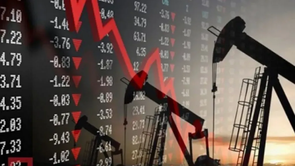 أسعار النفط تتراجع لأدنى مستوى منذ مايو مع زيادة إنتاج أوبك