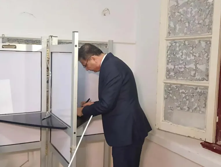  وزير الزراعة يدلي بصوته في انتخابات مجلس النواب بالإسكندرية