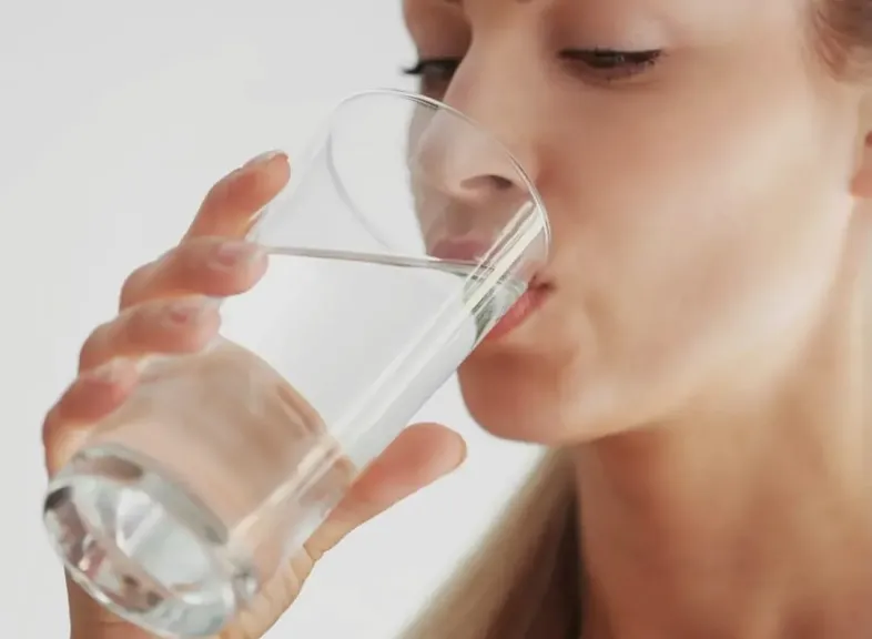 لماذا لا يجب تجاهل شرب المياه خلال الشتاء؟.. خبير يرد