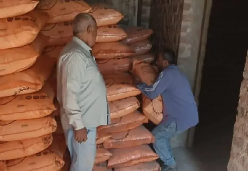 المزارعون يحصلون على الأسمدة ضمن خطة دعم شاملة