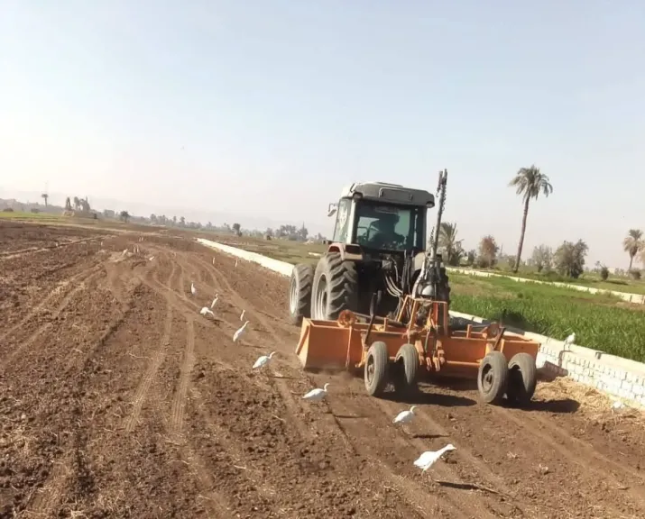 التسوية بالليزر في الزراعة تدعم كفاءة الري بسوهاج