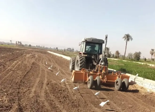 التسوية بالليزر في الزراعة تدعم كفاءة الري بسوهاج