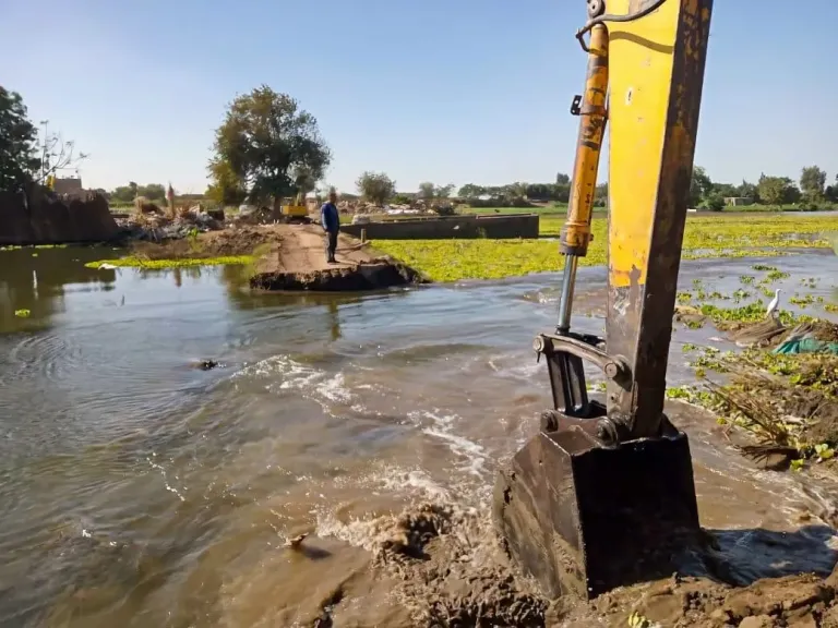 الري: إزالة طريق مخالف بطول 500 بالمجرى المائي لفرع رشيد بالمنوفية