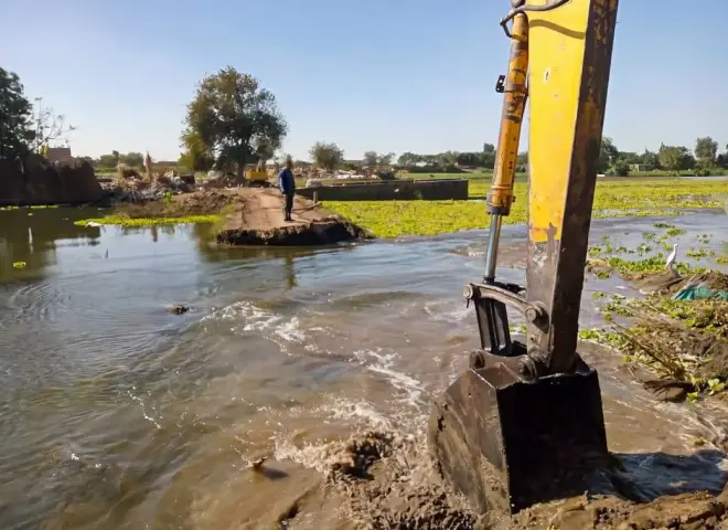 الري: إزالة طريق مخالف بطول 500 بالمجرى المائي لفرع رشيد بالمنوفية