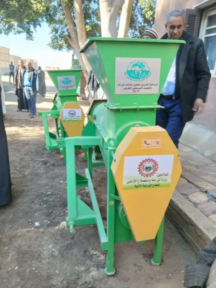 لتعظيم العائد ونشر الميكنة.. «الزراعة» توزع 400 فراطة ذرة لصغار المزارعين