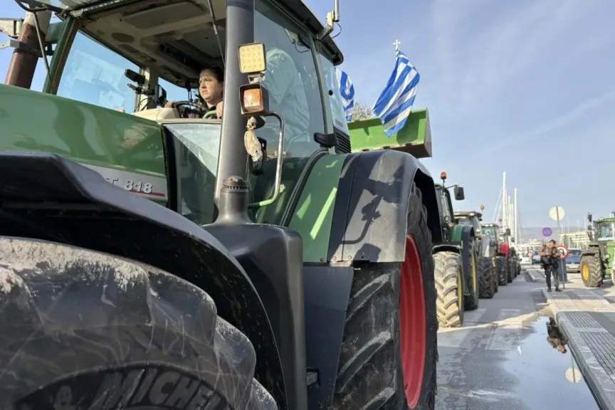 مزارعوا اليونان يصعدون احتجاجاتهم بإغلاق ميناء سالونيك