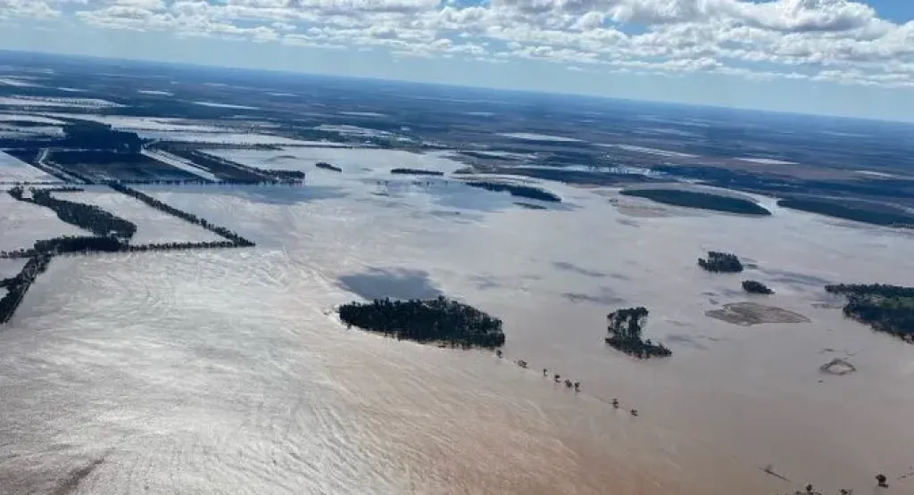 فيضانات سومطرة تهدد الاقتصاد الإندونيسي وتحذيرات من ضغوط النمو والدخل