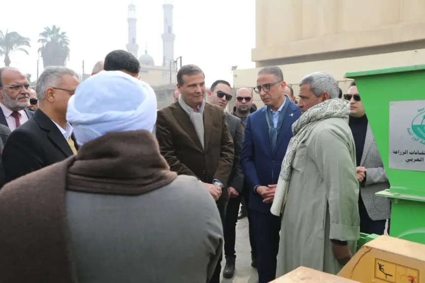 وزير الزراعة ومحافظ الفيوم يوزعان 15 ”فراطة ذرة” على صغار المزارعين ويتفقدان محطة الميكنة الزراعية بإطسا