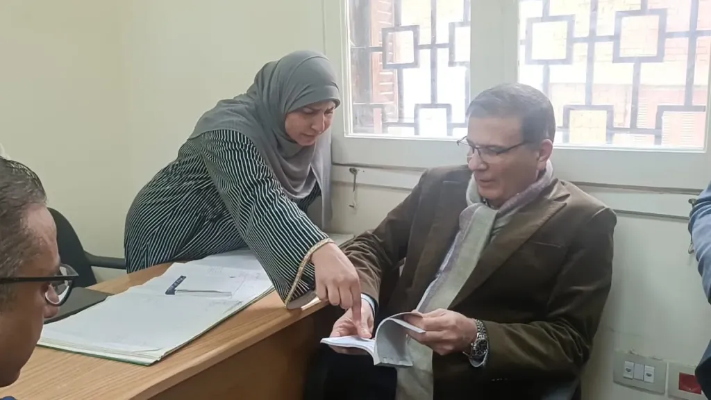 وزير الزراعة يقطع 2 كيلومتر سيراً على الأقدام لإنصاف مزارع بالفيوم.. فيديو وصور