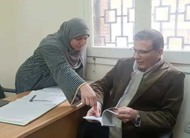 وزير الزراعة يقطع 2 كيلومتر سيراً على الأقدام لإنصاف مزارع بالفيوم.. فيديو وصور