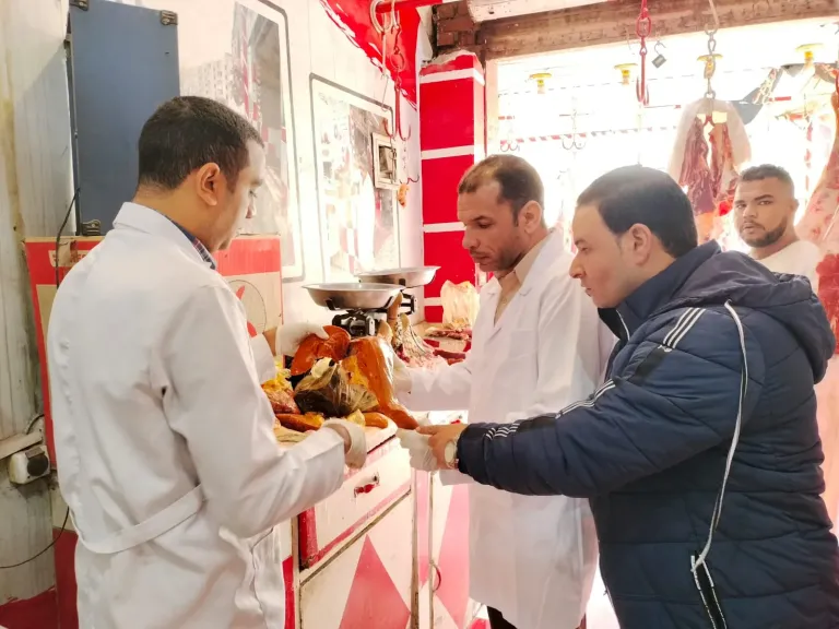 بيطري سوهاج يشن حملة مكبرة على أسواق اللحوم والمجازر لتشديد الرقابة