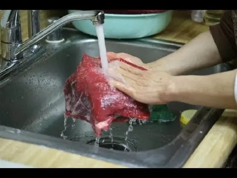 مدير الطب البيطري بسوهاج يحذر من غسل اللحمة قبل التبريد