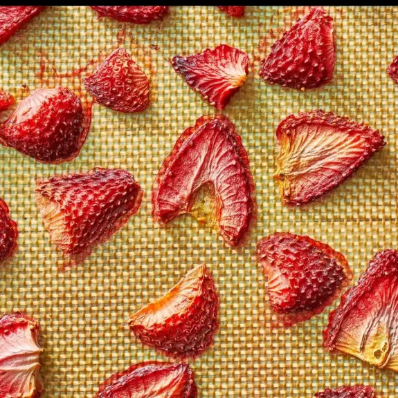 الفراولة المجففة.. طريقة صحية لحفظ نكهتها الطبيعية على مائدة رمضان