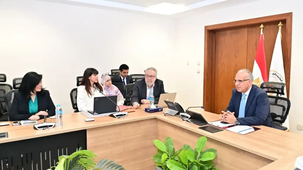 وزير الري خلال الاجتماع