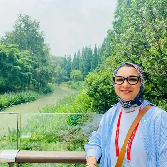 من ”كيمياء النبات” إلى قيادة ”الوادي الجديد”.. حنان مجدي أول سيدة تتولى عاصمة الزراعة الجنوبية