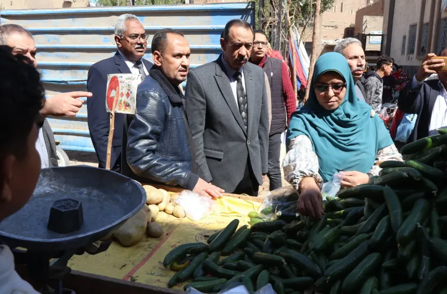 محافظ سوهاج يفاجئ الأسواق ويتابع أسعار السلع ميدانيًا