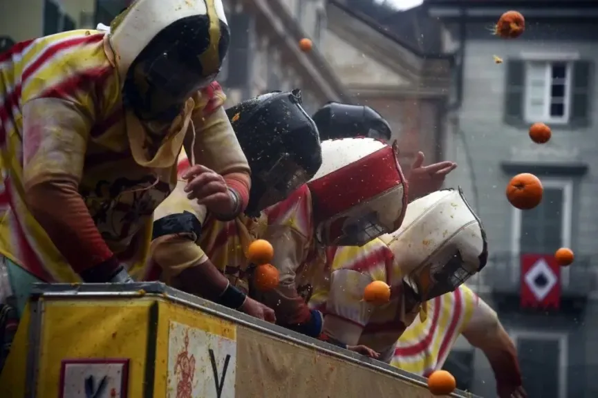 إصابة 138 شخصا في معركة البرتقال في إيفريا