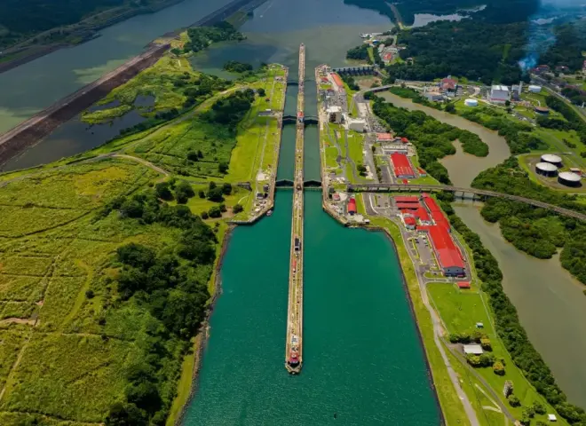 ارتفاع حركة الملاحة في قناة بنما مع تحول مسارات الشحن عن هرمز