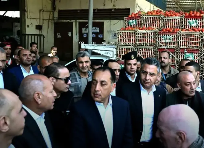 رئيس الوزراء يكشف أسباب ارتفاع أسعار الطماطم