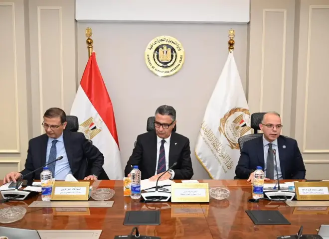 3 وزراء يبحثون استقرار الأسواق وتعزيز التنمية الاقتصادية
