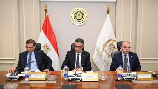 3 وزراء يبحثون استقرار الأسواق وتعزيز التنمية الاقتصادية