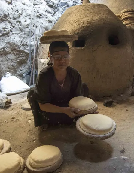 العيش الشمسي تراث الأقصر.. الأسر تعود للخبز التقليدي