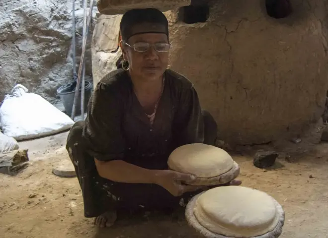 العيش الشمسي تراث الأقصر.. الأسر تعود للخبز التقليدي