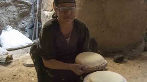 العيش الشمسي تراث الأقصر.. الأسر تعود للخبز التقليدي