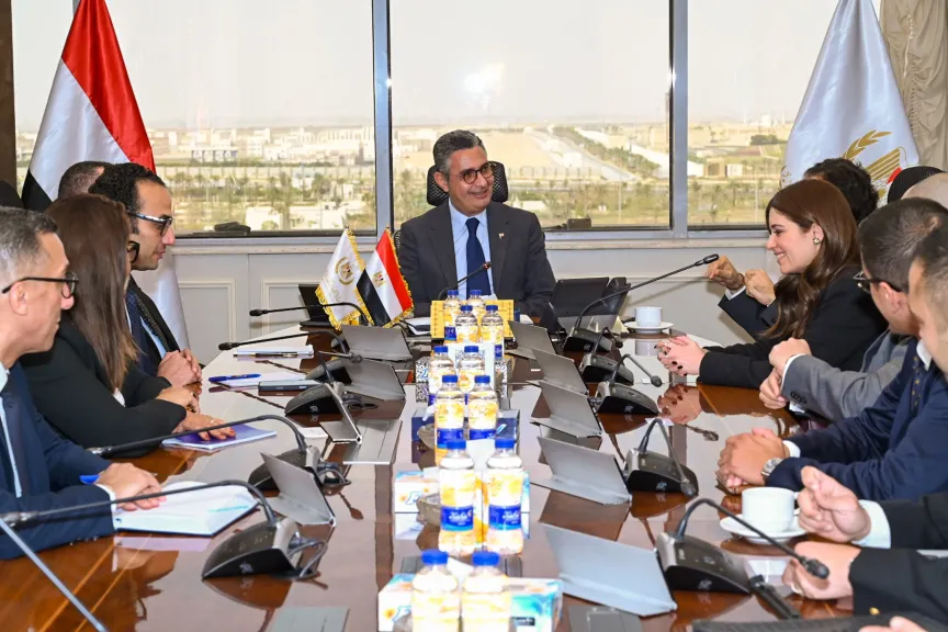 وزير التموين ورئيس مايكروسوفت العالمية يناقشان تعزيز التحول الرقمي وتطوير منظومة الخدمات