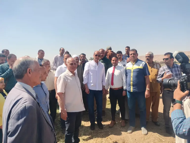 محافظ أسيوط يتابع حصاد القمح وسط المزارعين