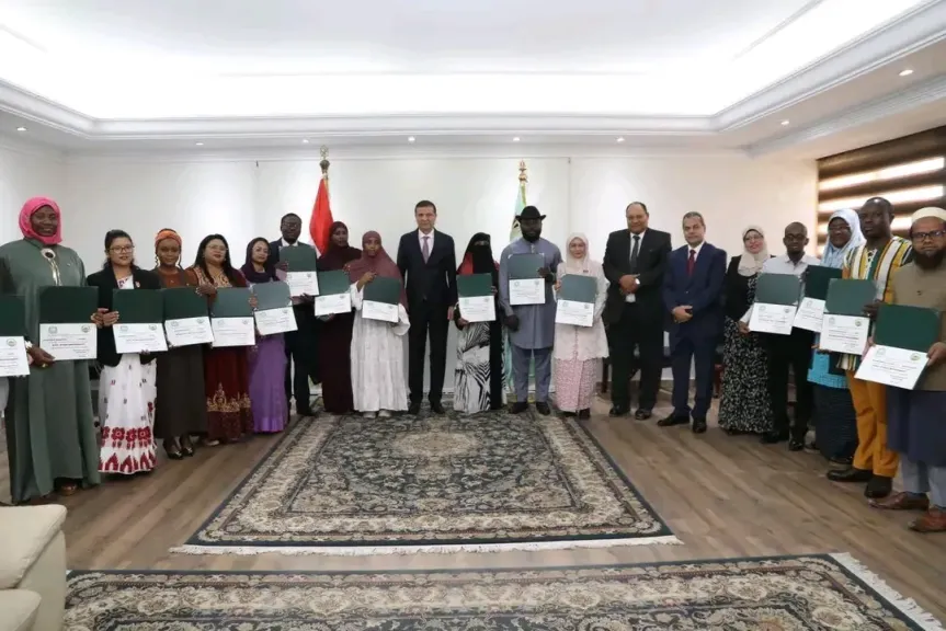 وزير الزراعة يُسلّم شهادات التخرج لـ 18 مبعوثاً من 11 دولة أفريقية وآسيوية
