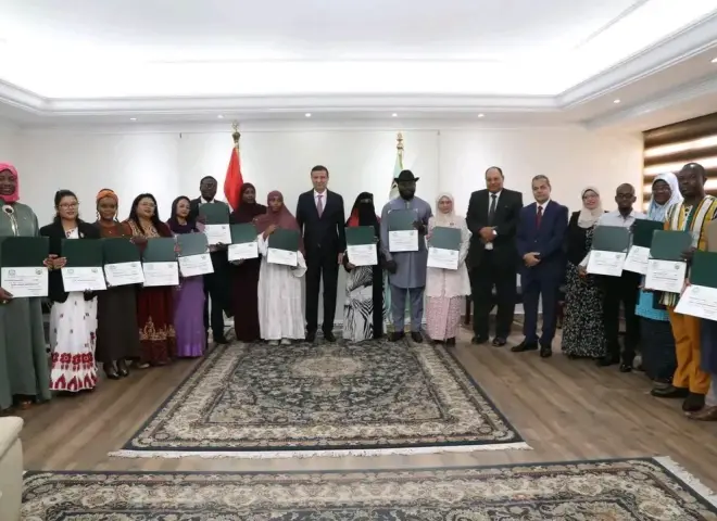 وزير الزراعة يُسلّم شهادات التخرج لـ 18 مبعوثاً من 11 دولة أفريقية وآسيوية