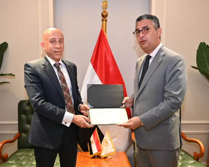 وزير التموين يكرم مفتش تموين بالإسكندرية تقديرًا لجهوده خلال إجازة عيد الأضحى