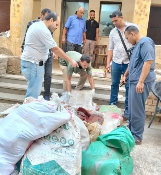 ضبط 600 كيلو جرام من اللحوم والأسماك الفاسدة داخل مخزن غير مرخص بأسيوط
