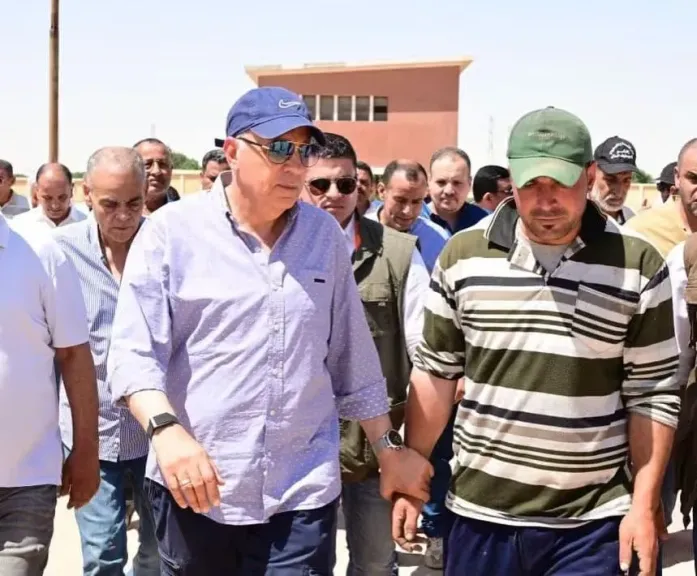 وزير الري يتدخل لحل شكوى مزارع ويكشف أسباب ضعف المياه بأراضي النهايات
