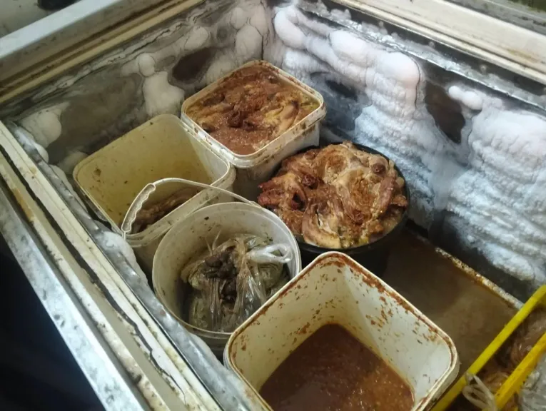 ضربة جديدة للغش الغذائي.. ضبط كميات من اللحوم الفاسدة داخل مطعم شهير بمنفلوط